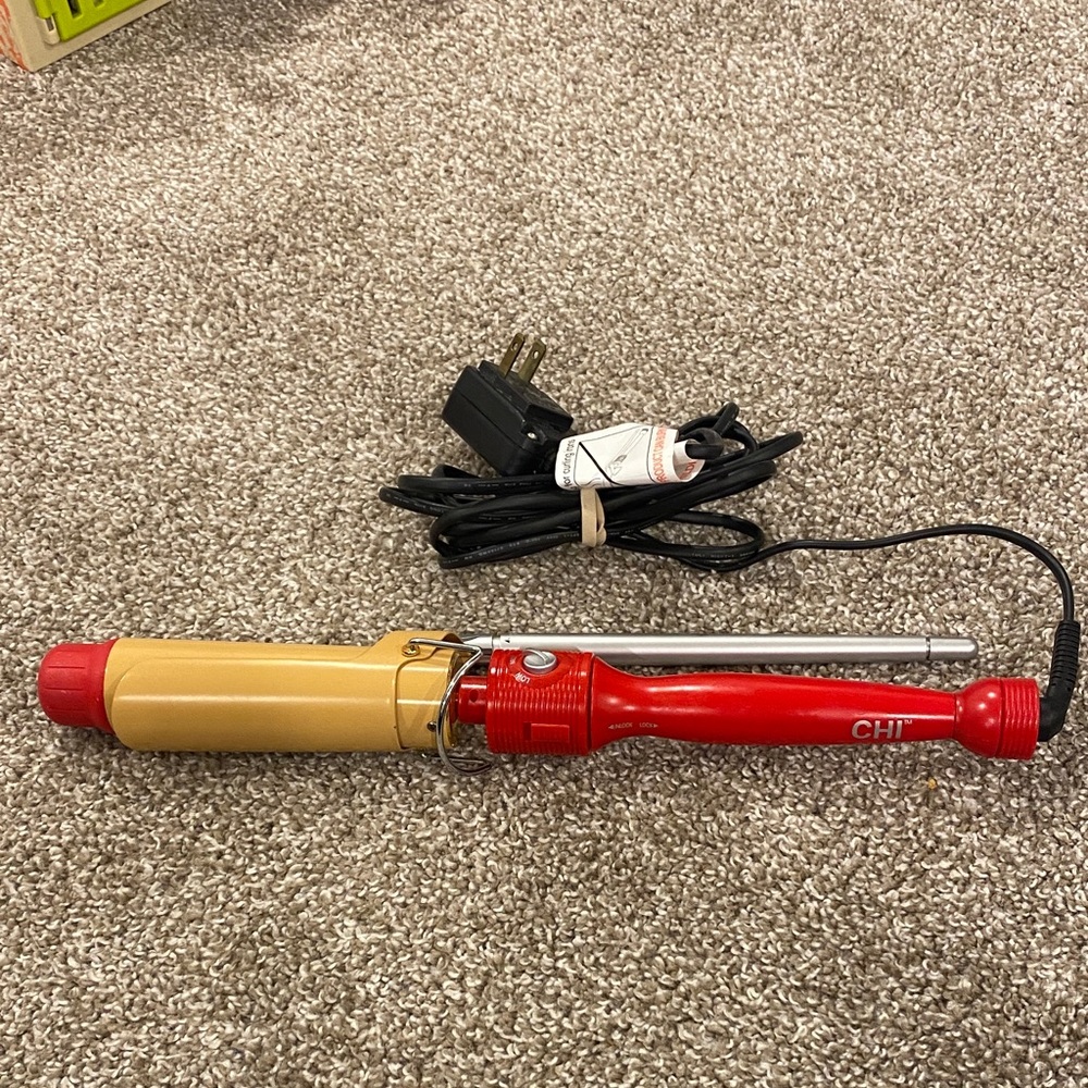 CHI triple curl 1.5 inch barrel curling iron excellent condition